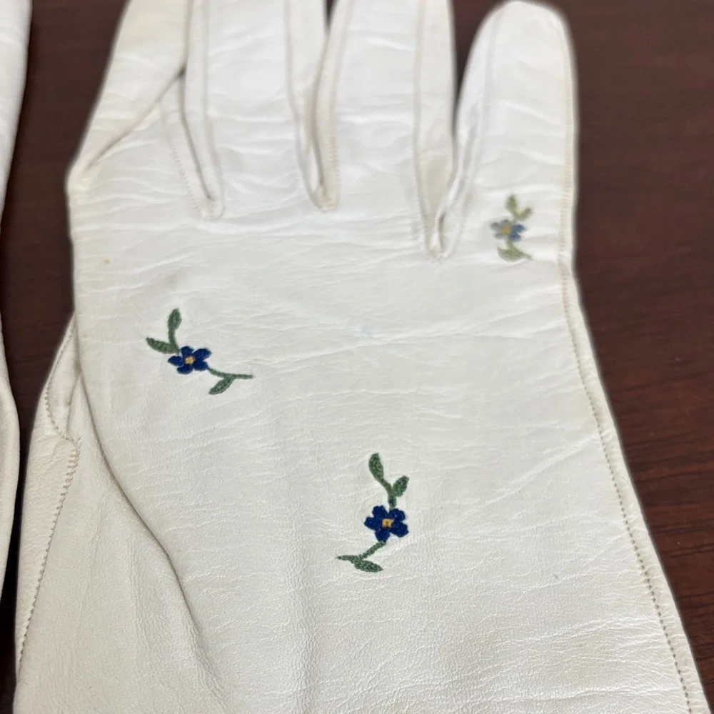 Embroidered Soft Leather embroidered gloves off white size small Vintage